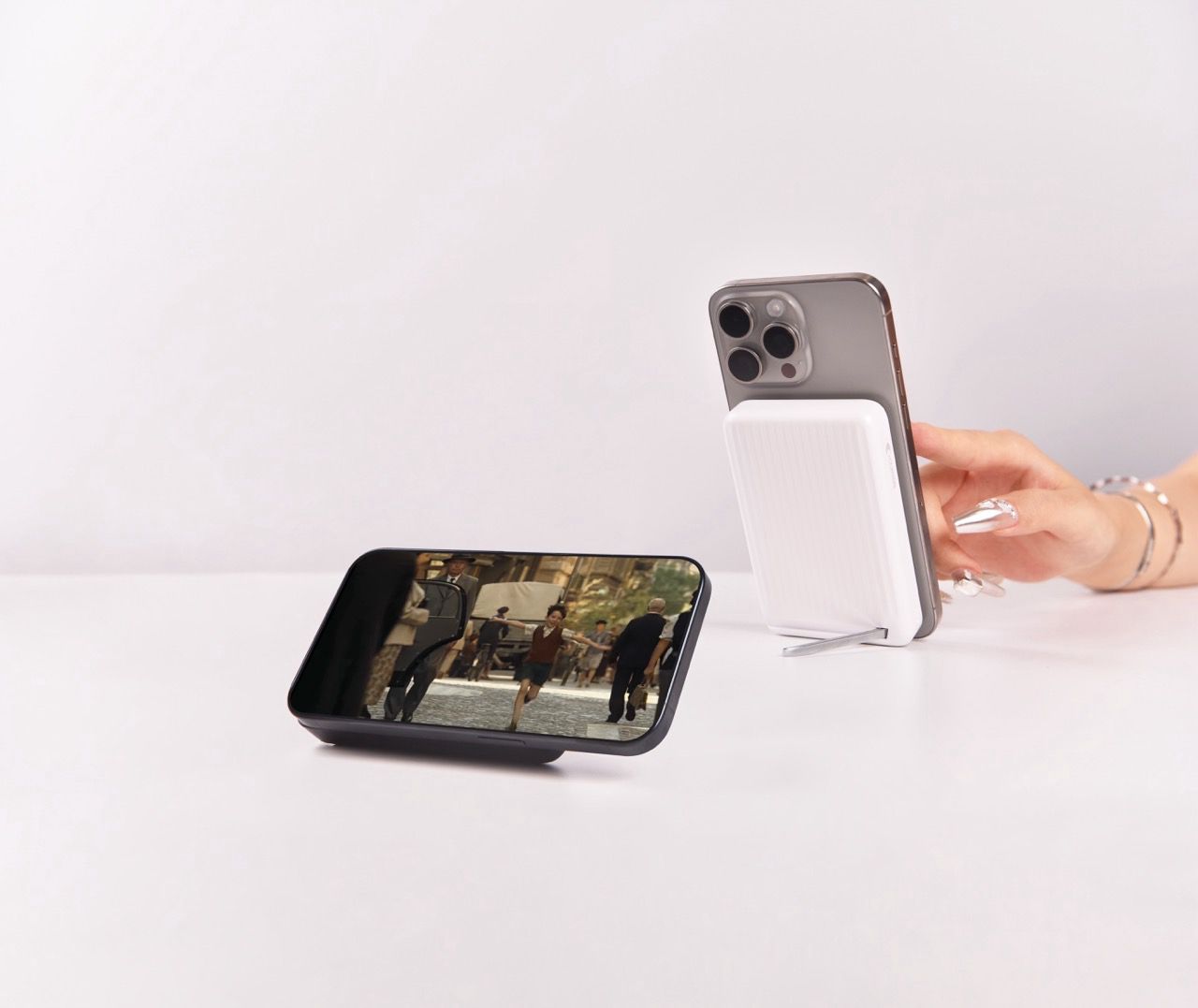 DEVIA Extreme Speed Series Mini PD 30W QI2 Magnetic Bracket Power Bank (10000mAh)